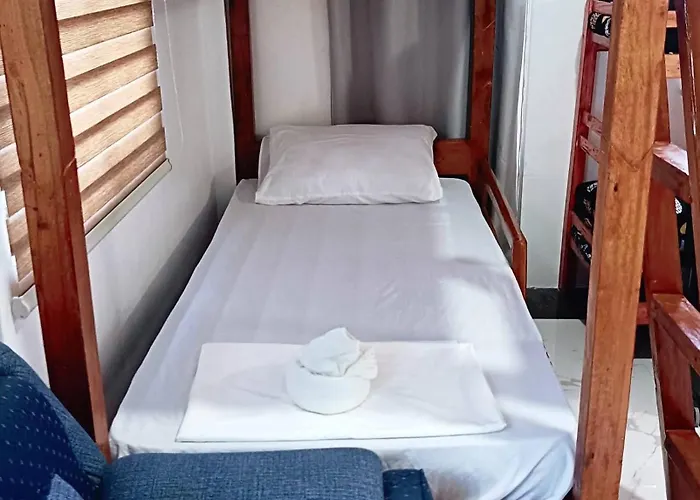 Hostel Chief's Dorm With Hot Shower & Outdoor Kitchenette Malapascua Island
